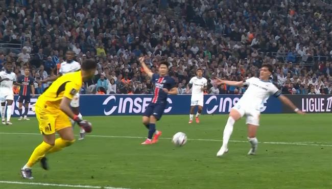 بطريقة غريبة مدافع مارسيليا يسجل هدف بالخطأ في مرماه امام باريس سان جيرمان