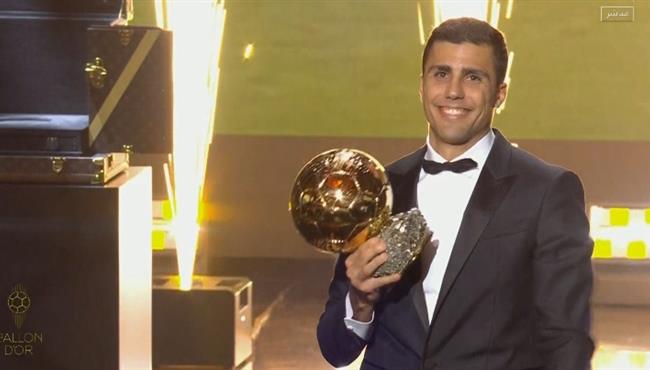 لحظة فوز رودري بجائزة الكرة الذهبية لـ عالم 2024