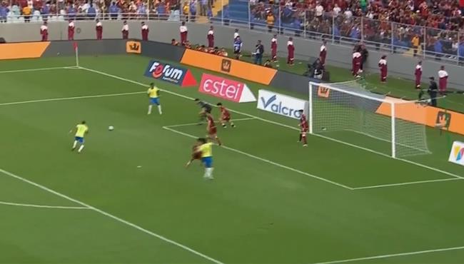 رافينيا يهدر هدف محقق امام فنزويلا بعد تمريرة من فينيسيوس جونيور