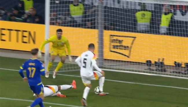 لقطة طريفه جنابري يمنع زميله باسكال جروس من تسجيل هدف لـ المانيا امام البوسنه