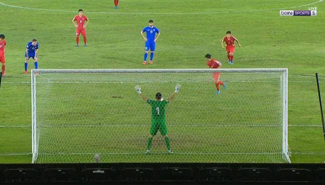 حارس اوزبكستان يتصدي لركلة جزاء امام كوريا الشمالية في تصفيات كاس العالم
