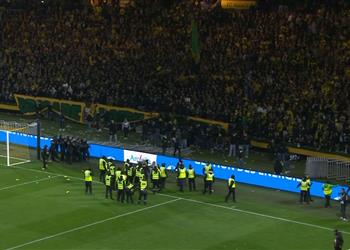 جماهير نانت تقتحم ملعب مباراة لوهافر والحكم ي جبر اللاعبين على المغادرة