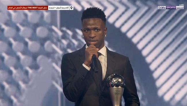 لحظة تتويج فينيسيوس جونيور بجازة افضل لاعب في حفل جوائز الفيفا