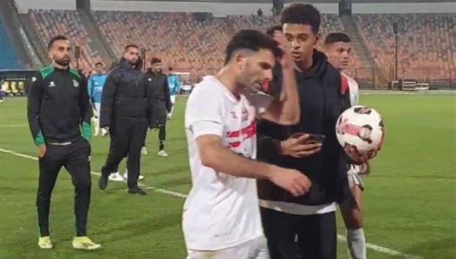 زيزو يتجاهل مشجع زملكاوي أراد التقاط صورة تذكارية معه بعد مباراة الاتحاد السكندري