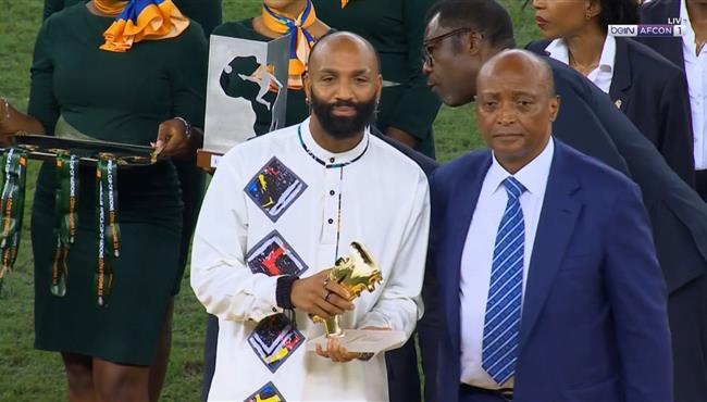 لحظة تتويج إميليو نسوي بجائزة هداف بطولة كاس امم افريقيا