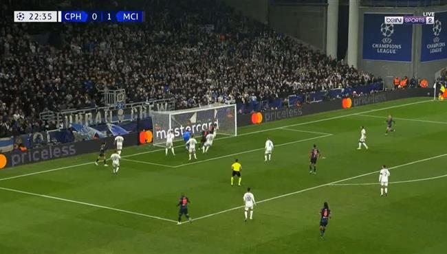 مدافع كوبنهاجن كاد ان يسجل هدف في مرماه بطريقة طريفه امام مانشستر سيتي