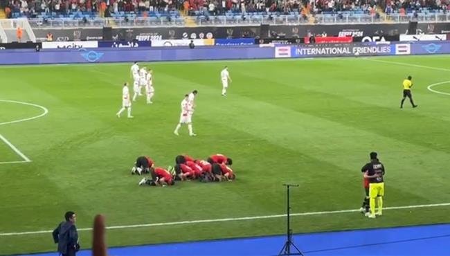 فرحة الجماهير بهدف مصر الاول امام كرواتيا ورامي ربيعه يتوجه الي احمد حجازي للاحتفال معه