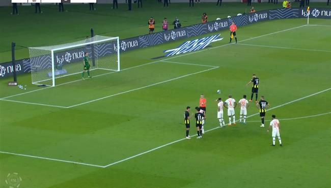 كريم بنزيما يهدر ركلة جزاء امام الفيحاء بالدوري السعودي