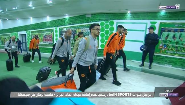 لحظة مغادرة الجهاز الفني ولاعبي نهضة بركان الملعب بعد الغاء المباراة امام اتحاد العاصمة