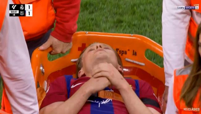 اصابة فرينكي دي يونج في مباراة برشلونة وريال مدريد وخروجه علي نقاله