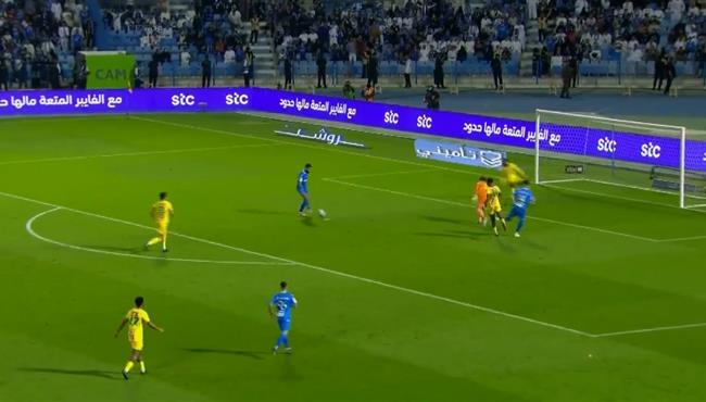 صالح الشهري يهدر هدف محقق امام الخليج في الدوري السعودي