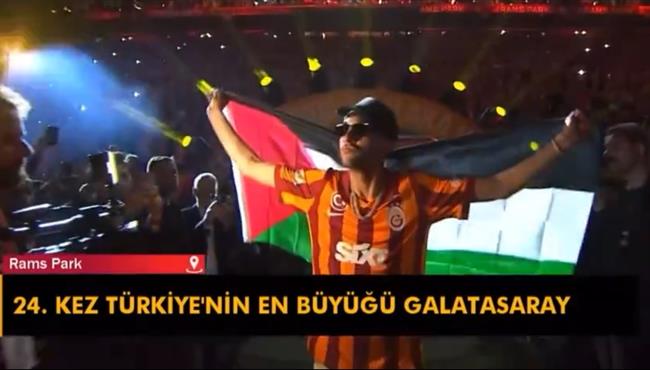 لحظة دخول حكيم زياش بعلم فلسطين أثناء إحتفالات غلطة سراي بلقب الدوري التركي