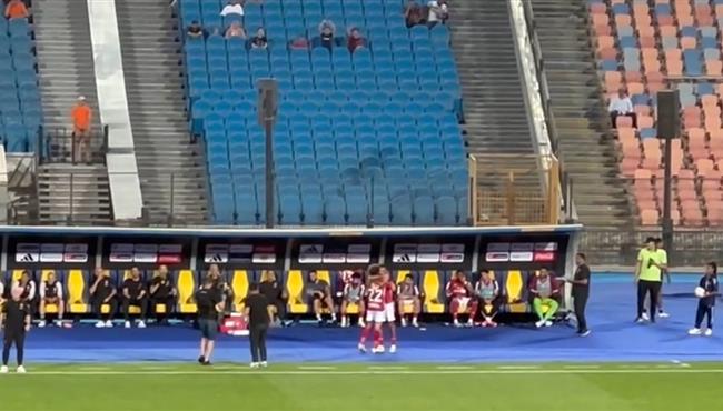 احتفال امام عاشور بهدفه امام الجونة مع كهربا على دكة البدلاء