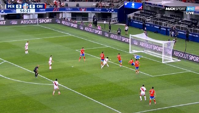 لاعب بيرو كاد ان يسجل هدف امام تشيلي في كوبا امريكا