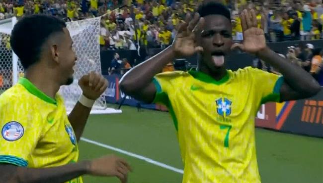 هدف فينيسيوس جونيور الثاني في مرمي باراجواي بعد خطأ فادح من المدافع