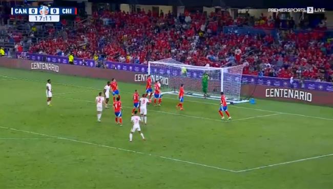 تصدي حارس مرمي تشيلي يحرم كندا من تسجيل هدف