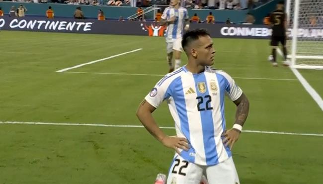 هدف لاوتارو مارتينيز الاول في مرمي بيرو بكوبا أمريكا واحتفالة مع ميسي