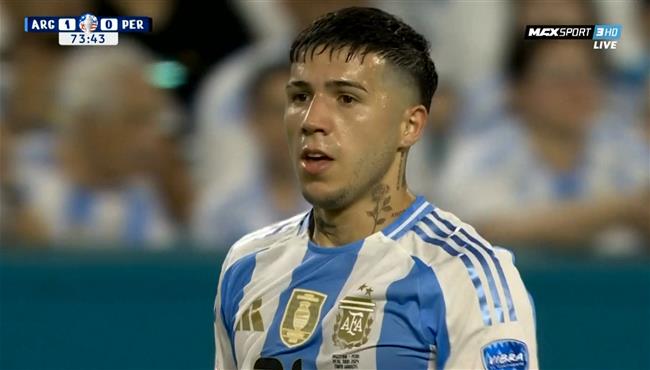 انزو فرنانديز كاد أن يسجل الهدف الثاني للأرجنتين امام بيرو