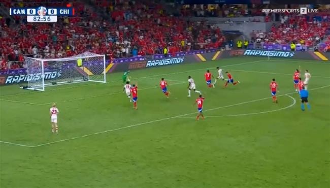 لاعب كندا يهدر فرصة هدف محقق امام تشيلي