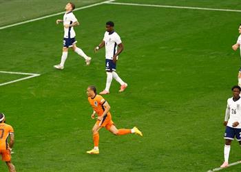 فيديو تشافي سيمونز ي سجل هدف هولندا الأول بطريقة رائعة أمام إنجلترا
