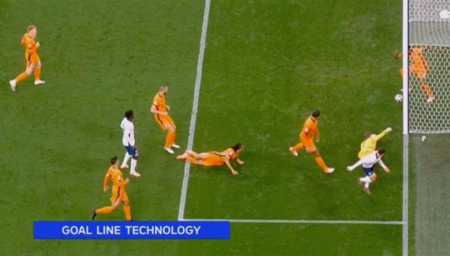 دومفريس ينقذ هدف محقق من علي خط المرمي امام انجلترا