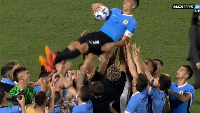 لحظات رائعة لاعبو اوروجواي يحملون سواريز ويحتفون به بعد مباراة كندا