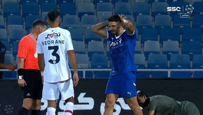 انقاذ رائع من حارس ضمك يحرم ميتروفيتش من تسجيل هدف للهلال