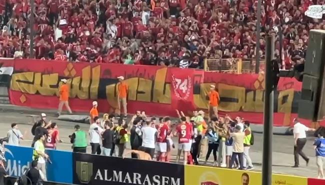 احتفال لاعبي الاهلي مع الجماهير وبكاء لاعب المقاولون احمد الشيمي