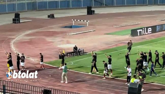 تحية لاعبي سيراميكا وايمن الرمادي للجتحية لاعبي سيراميكا وايمن الرمادي للجماهيرهم وعائلاتهم