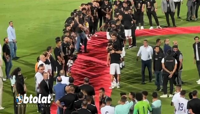 ممر شرفي من لاعبي سيراميكا للاعبي الجيش والجهاز الفني قبل استلامهم لميداليات