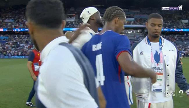 حسرة لاعبي فرنسا بعد الخسارة امام اسبانيا في نهائي اولمبياد باريس