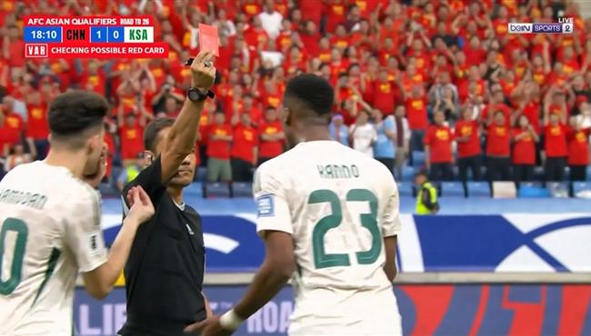 طرد محمد كنو في مباراة السعودية والصين بتصفيات كأس العالم