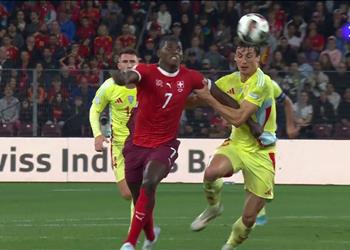 لو نورماند يقدم خدمة كبرى لـ برشلونة بعد طرده في مباراة إسبانيا وسويسرا