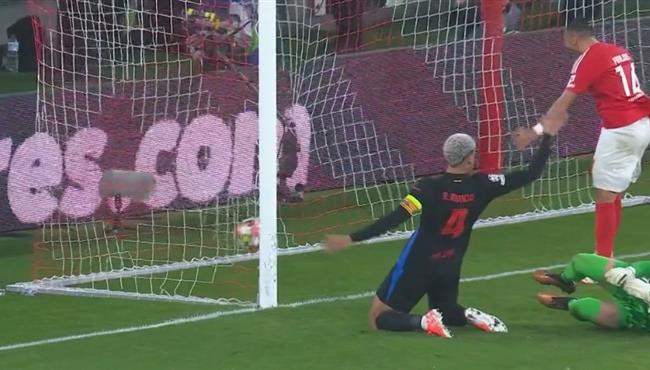 هدف بنفيكا الرابع في مرمي برشلونة أراوخو بالخطأ في مرماه