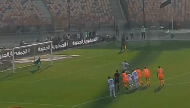 من المدرجات حارس ابو قير للأسمدة يتصدي لركة جزاء زيزو في كأس مصر