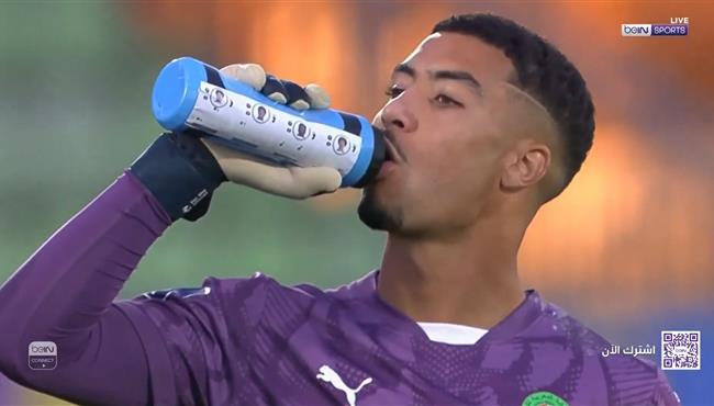 حارس المغرب يحمل زجاجة لتساعدة في ركلات الترجيح امام فرنسا في نصف نهائي كأس العالم للشباب
