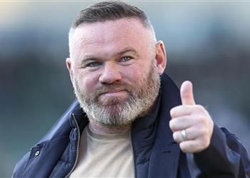 روني يحرض سلوت ضد لاعب ليفربول لا يستحق المشاركة أساسي ا