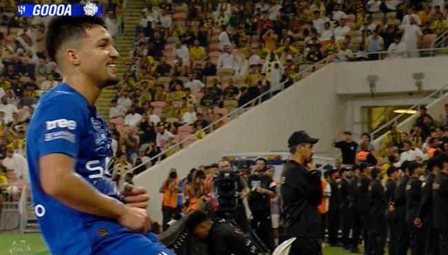 هدف الهلال الثاني في مرمي الاتحاد بعد خطأ من الحارس