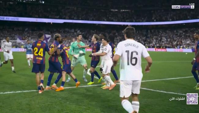 طرد بيدري وخناقه بين لاعبي ريال مدريد وبرشلونة بالدوري الاسباني