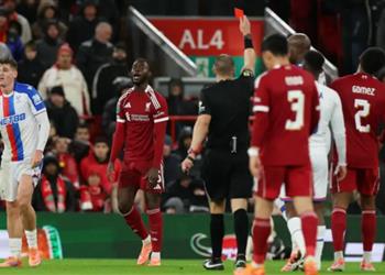 طرد مباشر للاعب ليفربول أمام كريستال بالاس في كأس كاراباو