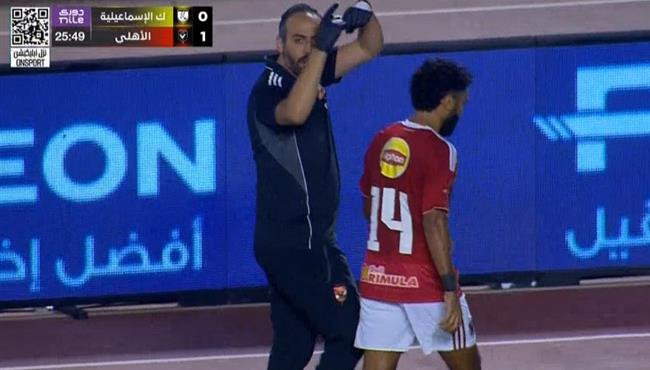 لحظة اصابة حسين الشحات وخروجه في مباراة الاهلي وكهرباء الاسماعيلية