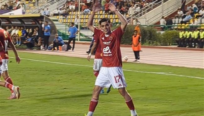 احتفال اشرف بن شرقي مع جماهير الاهلي بعد هدفه العالمي امام كهرباء الاسماعيلية