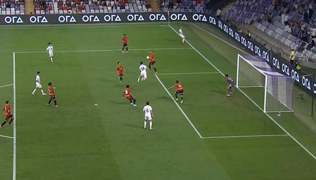 لاعب اوزبكستان يهدر هدف محقق امام مصر