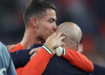 مدرب البرتغال يوضح سبب اعتداء رونالدو على لاعب أيرلندا ويؤكد طرده ظلم كبير