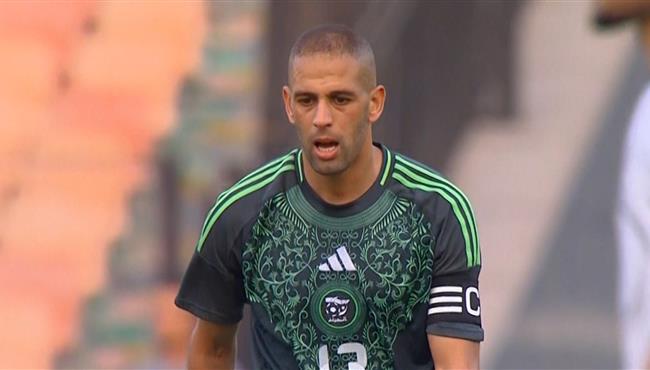 اسلام سليماني كاد ان يسجل هدف من منتصف الملعب في مباراة مصر والجزائر