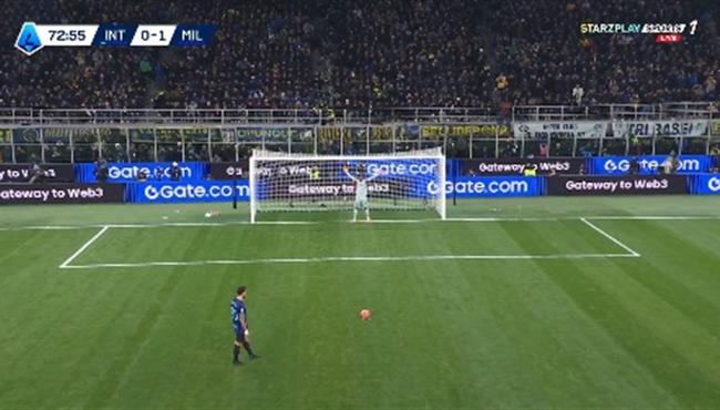 مايك مانيان يتصدي لركلة جزاء في مباراة ميلان وانتر بالدوري الايطالي