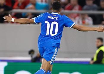 يقترب من صلاح مبابي يحقق رقم ا قياسي ا بعد تسجيله هاتريك أمام أولمبياكوس