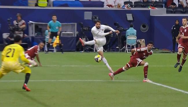 عدي الدباغ يهدر فرصة هدف محقق في مباراة فلسطين وقطر بكأس العرب