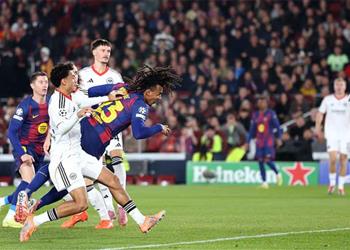 يويفا يغرم فرانكفورت بسبب أحداث مباراة برشلونة في دوري أبطال أوروبا