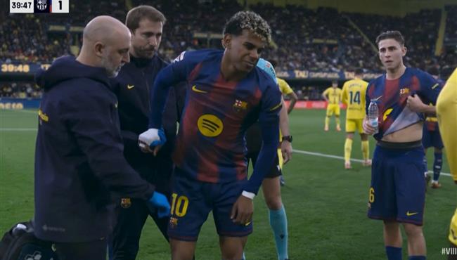 طرد ريناتو فيجا بعد تدخل عنيف علي لامين يامال في مباراة برشلونة وفياريال